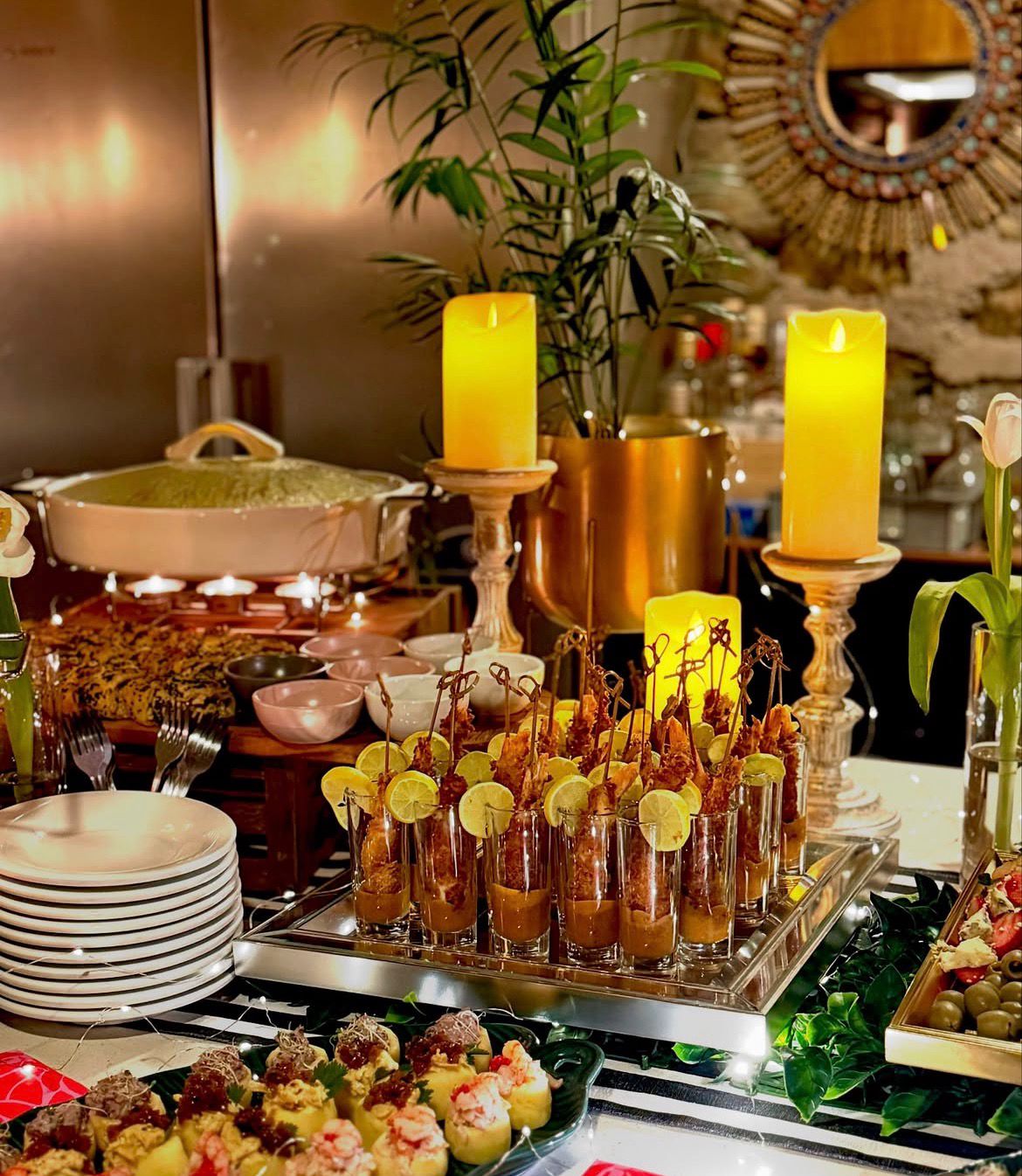 Decoración elegante para evento con flores y velas